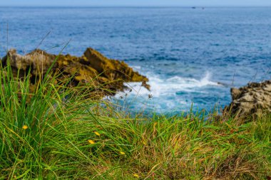 Liencres köyünün yakınlarında inanılmaz kayalıkları olan inanılmaz bir sahil. Cantabria 'da. İspanya 'nın kuzey kıyıları