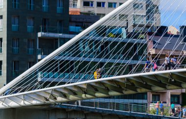 Campo Volantin yayalar köprüsü Bilbao 'daki Nervion Nehri' nde. Bask ülkesi. Kuzey İspanya