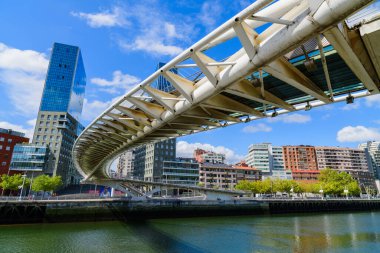Campo Volantin yayalar köprüsü Bilbao 'daki Nervion Nehri' nde. Bask ülkesi. Kuzey İspanya