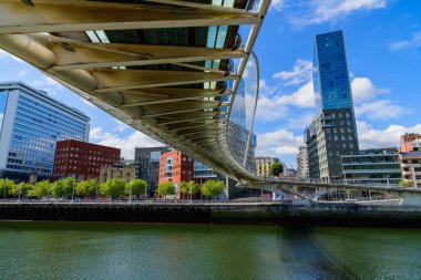 Campo Volantin yayalar köprüsü Bilbao 'daki Nervion Nehri' nde. Bask ülkesi. Kuzey İspanya