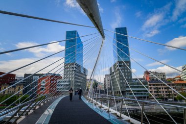 Campo Volantin yayalar köprüsü Bilbao 'daki Nervion Nehri' nde. Bask ülkesi. Kuzey İspanya