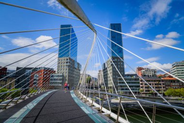 Campo Volantin yayalar köprüsü Bilbao 'daki Nervion Nehri' nde. Bask ülkesi. Kuzey İspanya
