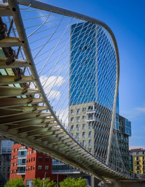 Campo Volantin yayalar köprüsü Bilbao 'daki Nervion Nehri' nde. Bask ülkesi. Kuzey İspanya