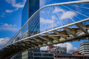 Campo Volantin yayalar köprüsü Bilbao 'daki Nervion Nehri' nde. Bask ülkesi. Kuzey İspanya