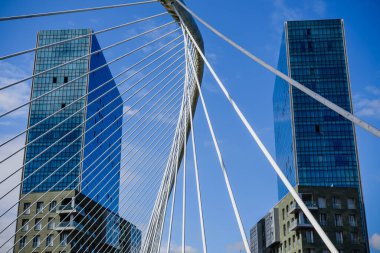 Campo Volantin yayalar köprüsü Bilbao 'daki Nervion Nehri' nde. Bask ülkesi. Kuzey İspanya