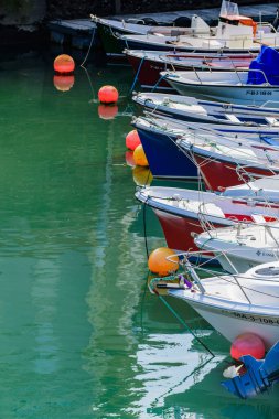 Armintza limanında şamandıralı balıkçı tekneleri. Bask Ülkesi. Kuzey İspanya