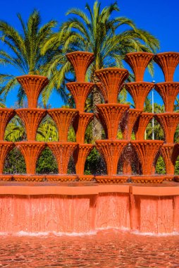 Elche şehir parkındaki çeşme. Alicante bölgesi. İspanya