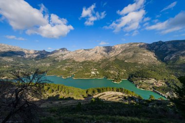 Gudalest Vadisi dağlarda güzel bir yerdir. Alicante bölgesi. İspanya