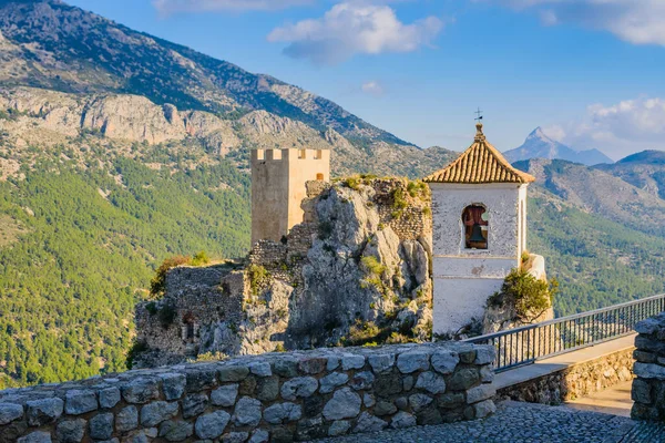 Guadalest 'teki San Jose' nin inanılmaz kalesi. Alicante bölgesi. İspanya