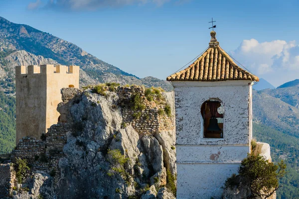 Guadalest 'teki San Jose' nin inanılmaz kalesi. Alicante bölgesi. İspanya