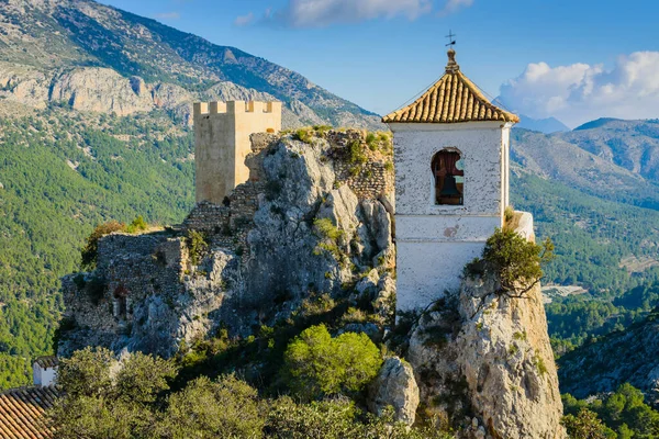 Guadalest 'teki San Jose' nin inanılmaz kalesi. Alicante bölgesi. İspanya