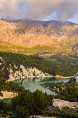 Gudalest Vadisi dağlarda güzel bir yerdir. Alicante bölgesi. İspanya