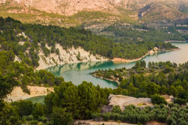 Gudalest Vadisi dağlarda güzel bir yerdir. Alicante bölgesi. İspanya
