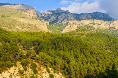 Gudalest Vadisi dağlarda güzel bir yerdir. Alicante bölgesi. İspanya