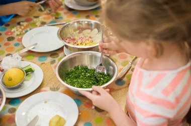 çocuklar tarafından yaz yemek pişirme