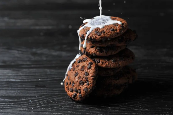 Galletas Avena Con Chocolate Leche Sobre Fondo Madera Oscura — Foto de Stock