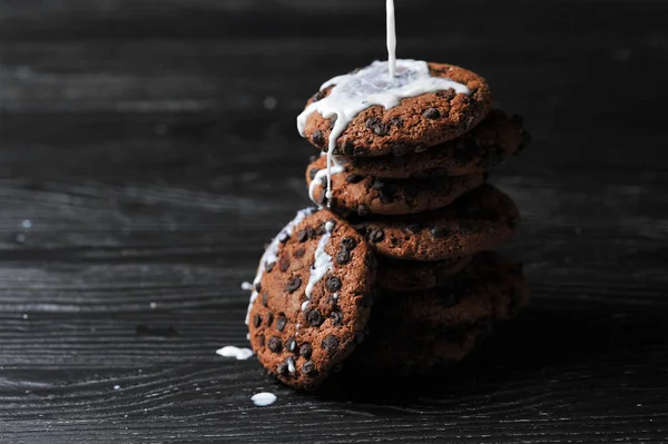 Galletas Avena Con Chocolate Leche Sobre Fondo Madera Oscura — Foto de Stock