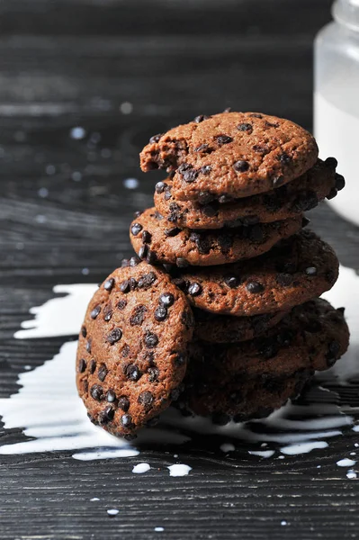 Galletas Avena Con Chocolate Leche Sobre Fondo Madera Oscura — Foto de Stock