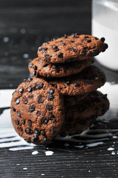 Galletas Avena Con Chocolate Leche Sobre Fondo Madera Oscura — Foto de Stock