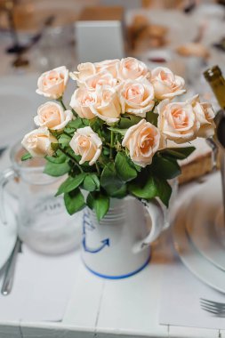 Masanın üzerine ışık gül buketi