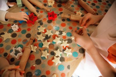 hamur çocuklar tarafından gelen çerezleri pişirme