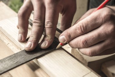 woodworker ve kırmızı kalem