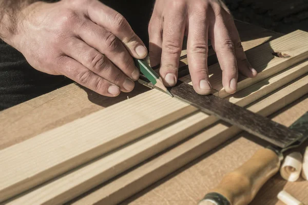woodworker ve kırmızı kalem