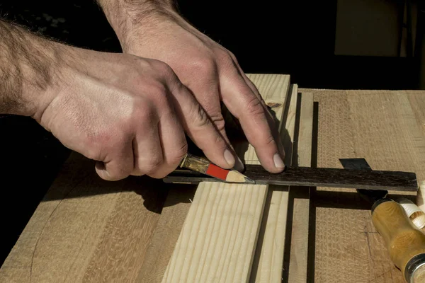 woodworker ve kırmızı kalem