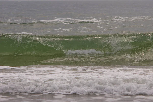 Turquoise golven van een razende Oceaan — Stockfoto