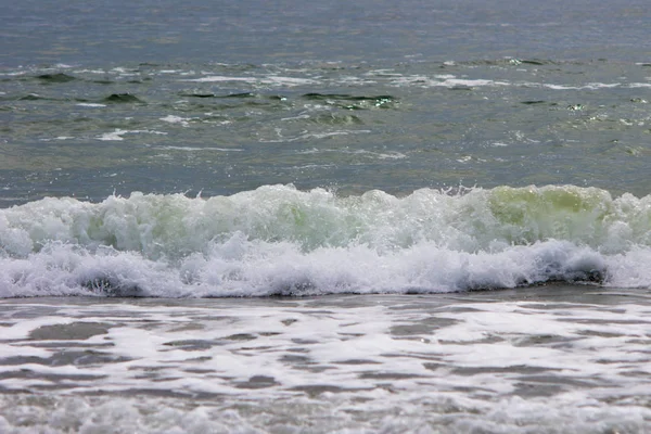 Бірюзові хвилі бурхливого океану — стокове фото