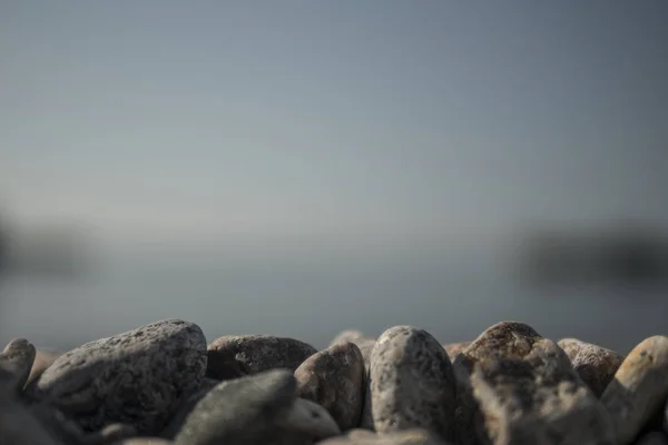 bir yaz plajda deniz çakıl