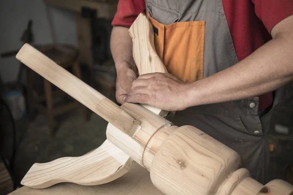 Charpentier fait une table avec des jambes sculptées — Photo