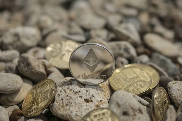 ethereum Cryptocurrency. e-para. yaz plaj. Deniz taşları