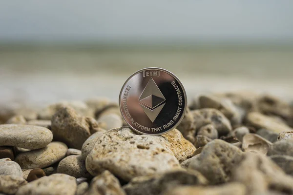ethereum Cryptocurrency. e-para. yaz plaj. Deniz taşları