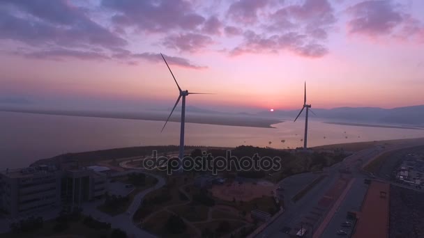 Två aerogenerator och solen stiga — Stockvideo