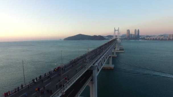 広安大橋新年 航空写真ビュー日広安大橋と新しいの上昇時の上からの眺め日の出年釜山 アジア — ストック動画