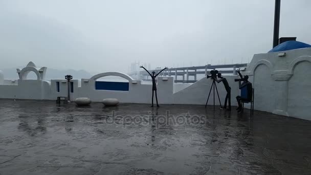 Spiaggia di Haeundae invernale nuvolosa piovosa — Video Stock