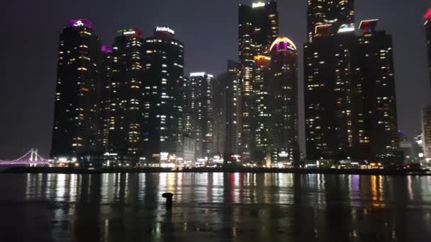 Spiaggia di Haeundae invernale nuvolosa piovosa — Video Stock