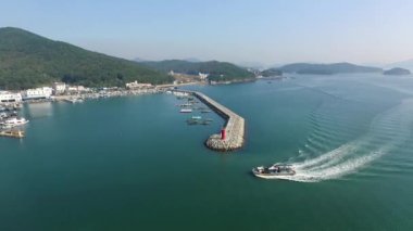 Balıkçı teknesi sprey yetiştirme Gwangam bağlantı noktasına gider. / Gwangam bağlantı noktası, Changwon City, Güney Koreaasia zaman Ekim-04-2016