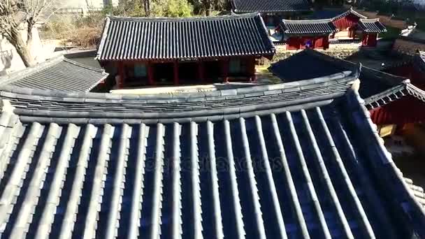 Hyanggyo 是前现代学校 这所老房子是 Hyanggyo Hyanggyo 是前现代学校 这座房子是以韩屋友的形式建造的 韩屋友是韩国传统建筑 Dongrae Hyanggyo — 图库视频影像