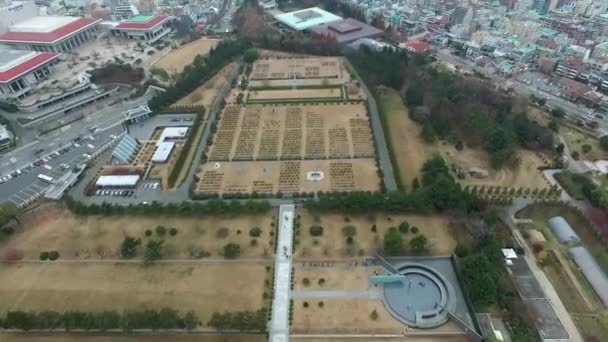 联合国纪念公墓在韩国的鸟瞰图 联合国纪念公墓在韩国 亚洲当 Dec 2016 的鸟瞰图 联合国纪念公墓在韩国荣誉联合国士兵从16个国家和联合国艾滋病来自五个国家 — 图库视频影像