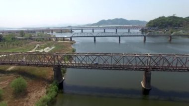 Nakdong nehir Samrangjin ve Gimhae, Güney Kore, Asya arasında çeşitli köprülerde / Gimhae, Güney Kore, Asya zaman Nisan-19-2018 arasındaki Samrangjin Nakdong Nehri üzerinde çeşitli köprüler