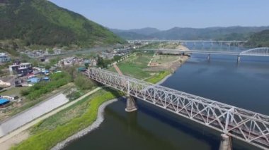 Nakdong nehir Samrangjin ve Gimhae, Güney Kore, Asya arasında çeşitli köprülerde / Gimhae, Güney Kore, Asya zaman Nisan-19-2018 arasındaki Samrangjin Nakdong Nehri üzerinde çeşitli köprüler