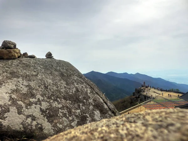 Primavera del Templo Daegyeon en Bisuel Mountain, Daegu, Corea del Sur, Asia — Foto de Stock