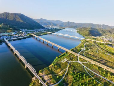 Nakdong Nehri üzerindeki Samrangjin Köprülerinin Hava Görüntüsü, Gimhae, Gyeongnam, Kore.
