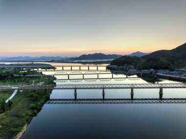 Nakdong Nehri üzerindeki Samrangjin Köprülerinin Hava Görüntüsü, Gimhae, Gyeongnam, Kore.