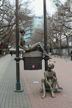 Heykel, Bratislava, Slovakya - iki genç kız sokakta oturan merkezinde