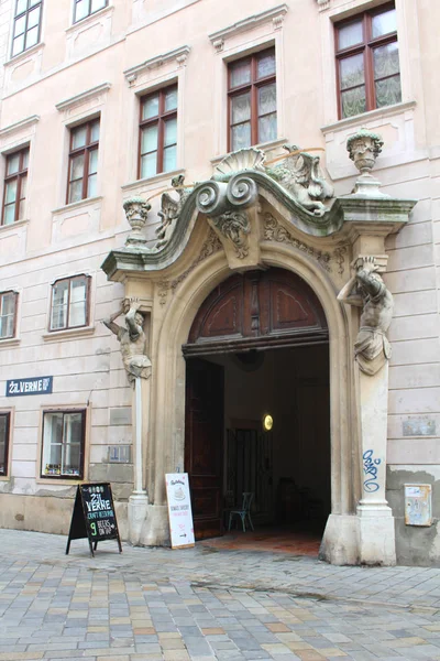 Bratislava, Slovakya, Orta Avrupa başkenti eski şehir sarayda süs kapısı