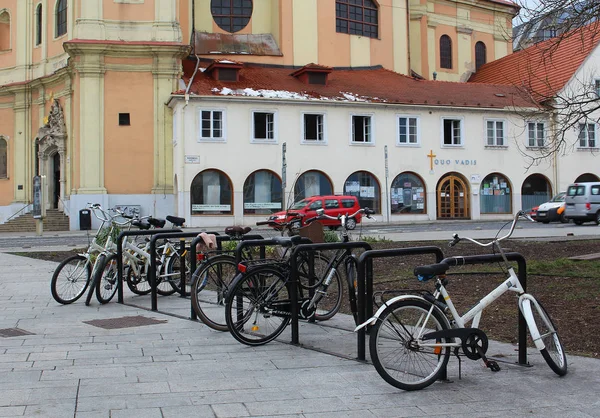 Bratislava tarihi merkezinde eski binaların önünde park edilen Bisikletler, Slovakya 'nın başkenti-şehirde ulaşım