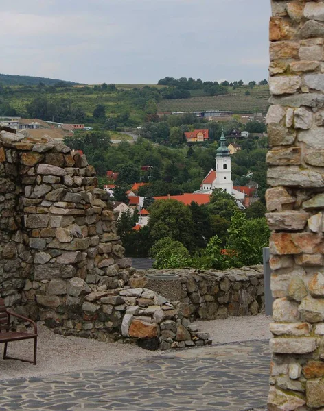 Eski ve yeni bir kilise kalıntıları Devn kale antik duvarları arasında görünür yeni-kontrast-Slovakya önemli tarihi kale, Orta Avrupa